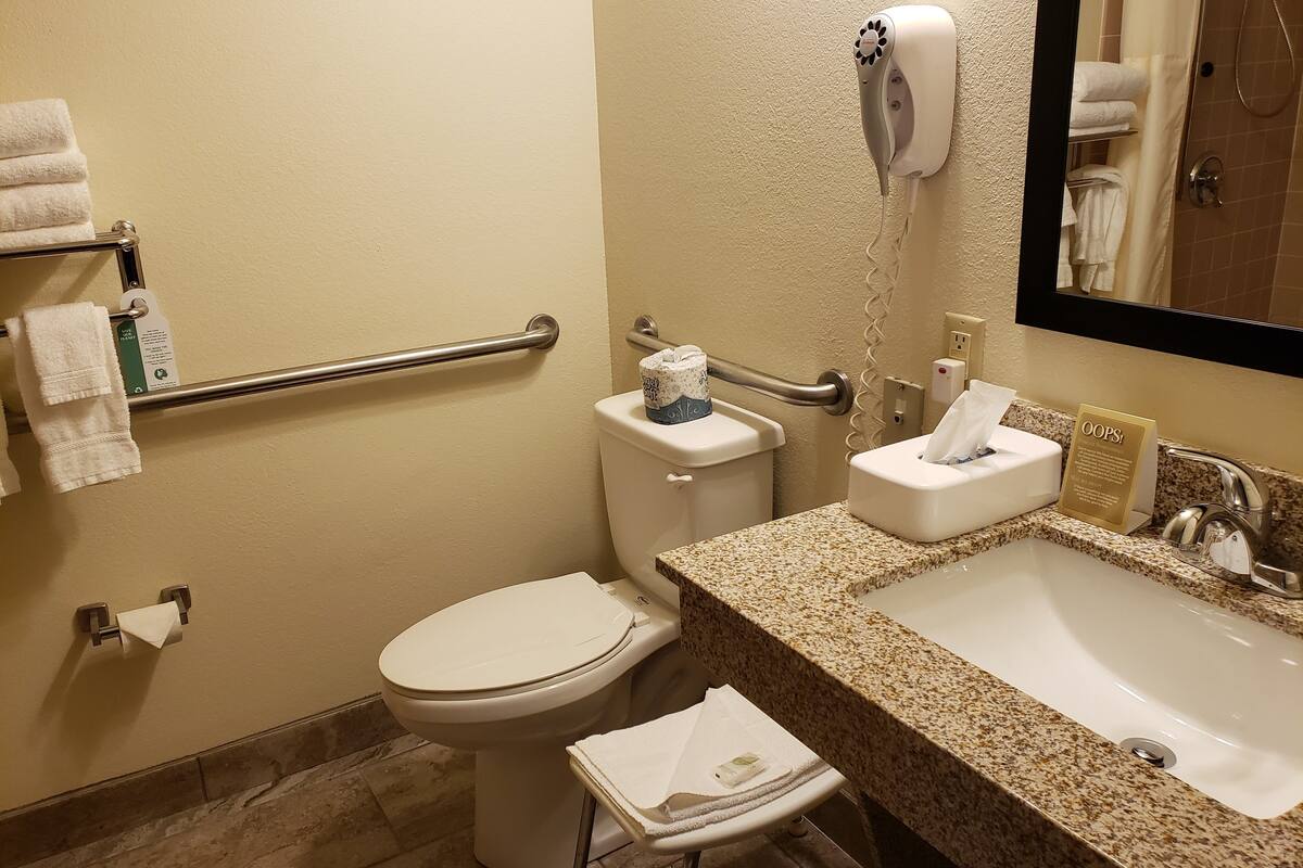 combined shower/bathtub, hair dryer, towels