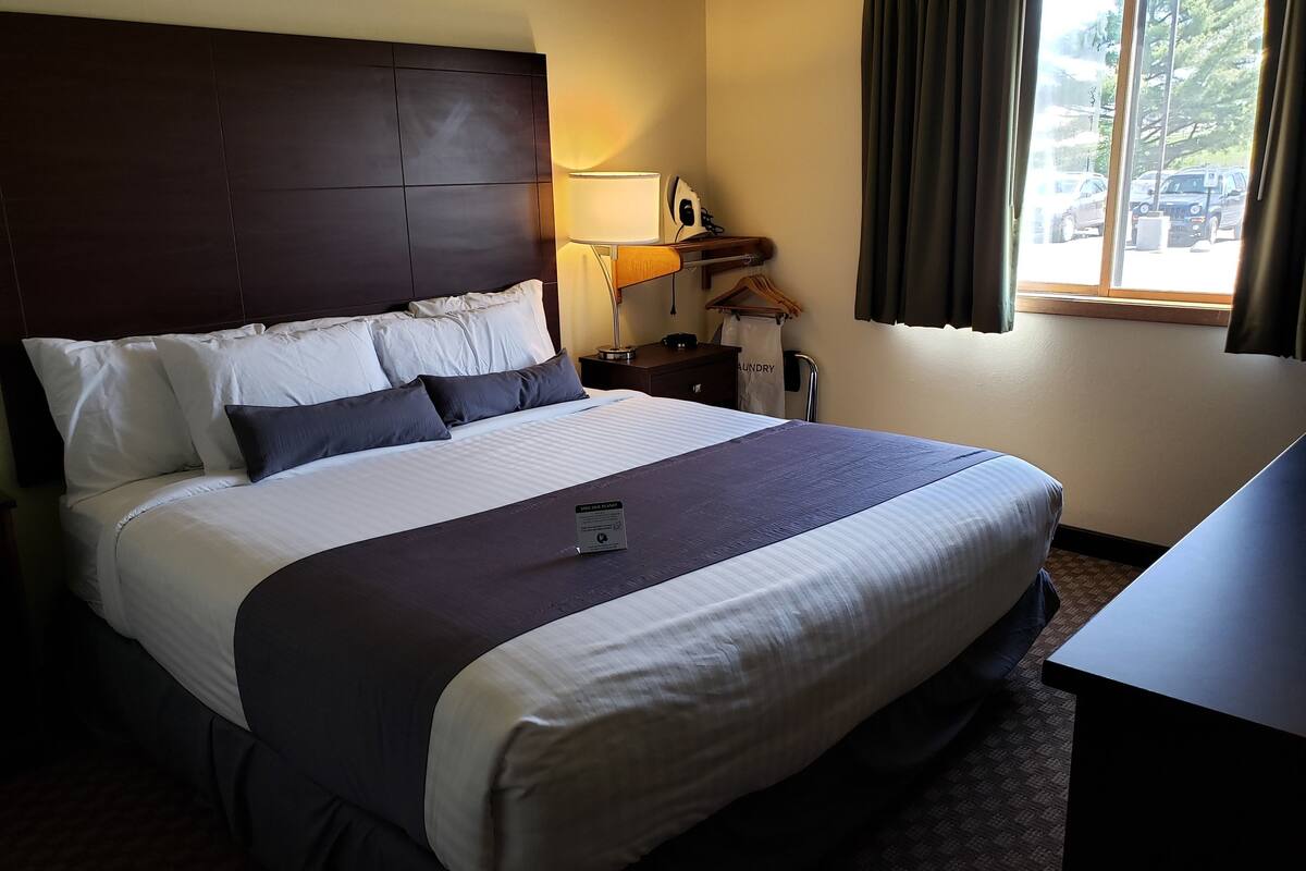 1 bedroom, in-room safe, desk, laptop workspace