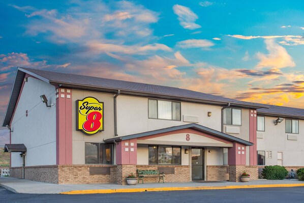 Un motel Super 8, reconnaissable à son enseigne « Super 8 » bien visible, à sa façade en briques et à son toit plat.