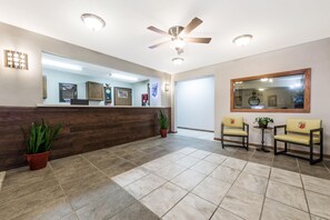 Lobby - Super 8 by Wyndham Smithville/Kansas City (Smithville)