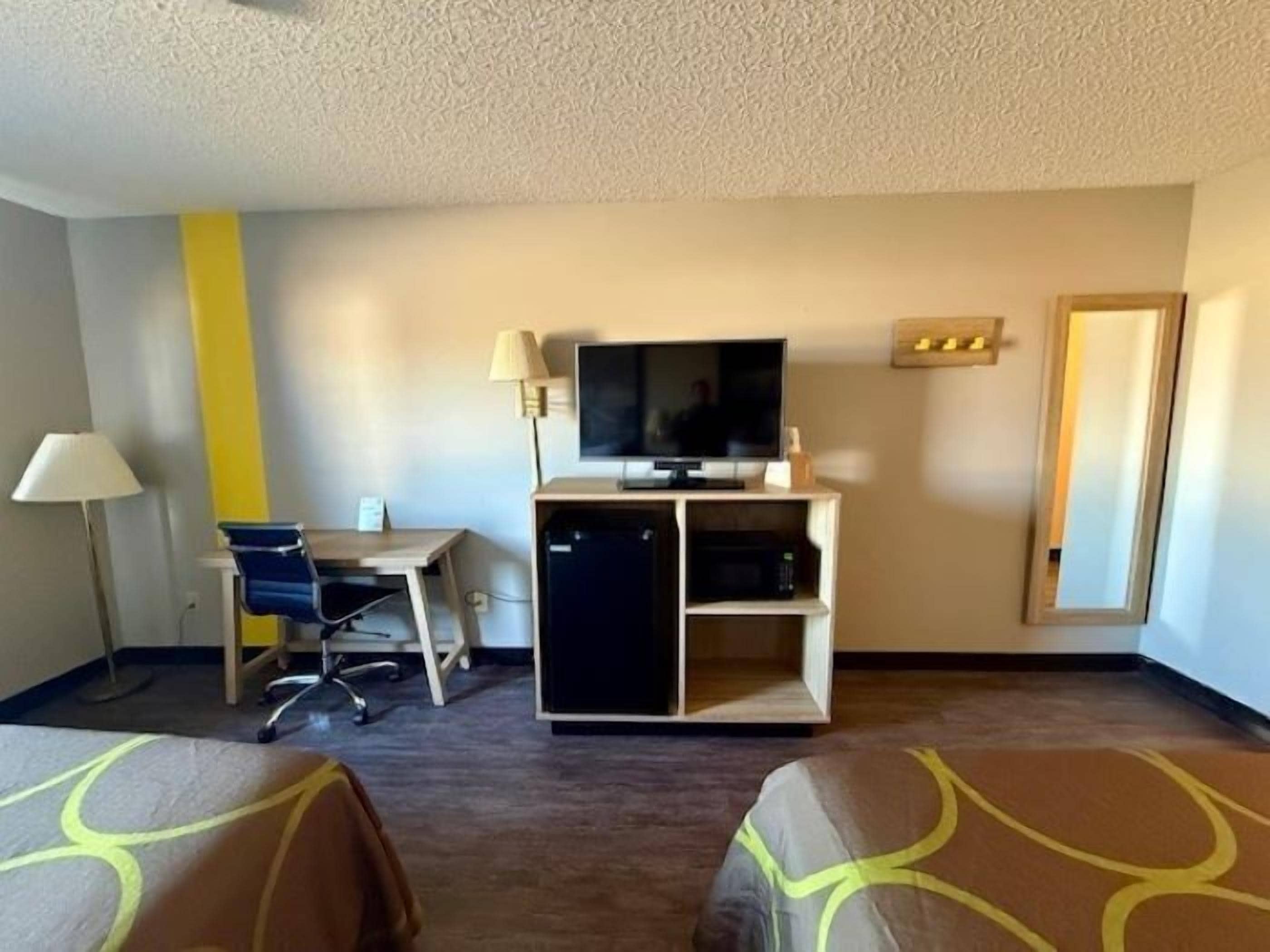 Camera, 2 letti matrimoniali, non fumatori | Ferro/asse da stiro, Wi-Fi gratuito, lenzuola, orologio con sveglia