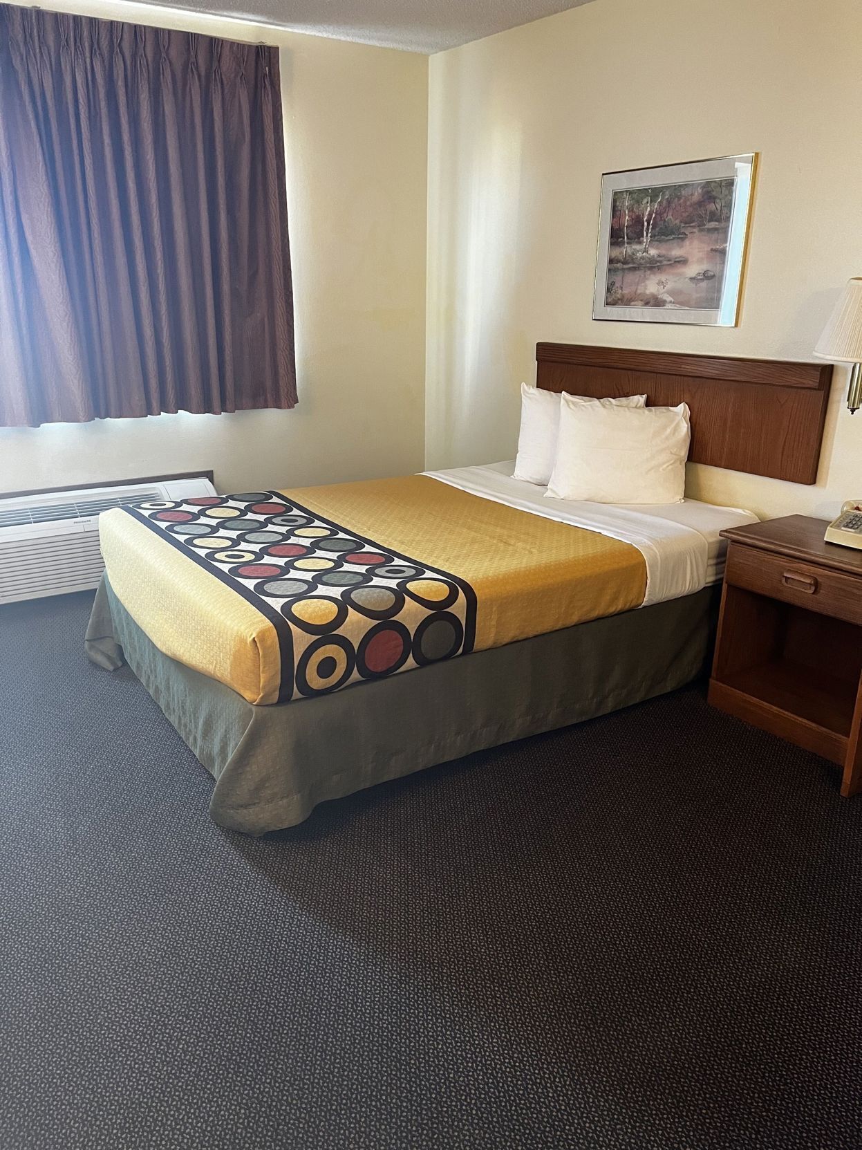 Tabla de planchar con plancha, wifi gratis, ropa de cama y despertador 
