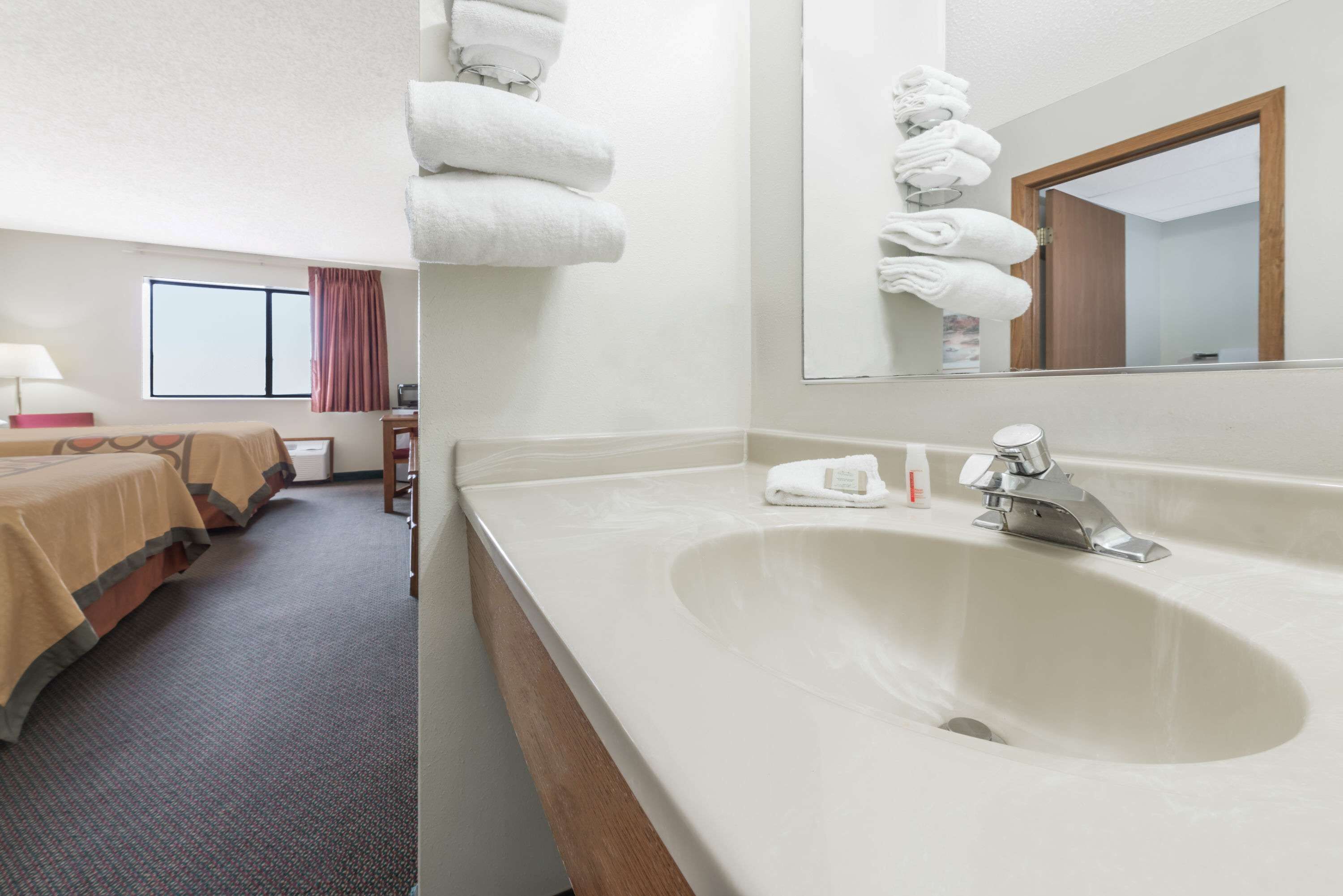 Super 8 by Wyndham Smithville Lake