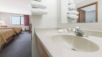 Bañera con ducha, artículos de tocador gratuitos, secador de pelo