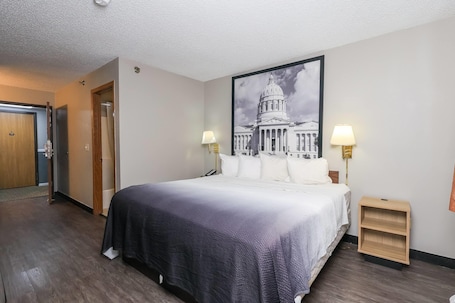 Tabla de planchar con plancha, wifi gratis, ropa de cama y despertador. Super 8 by Wyndham Smithville/Kansas City