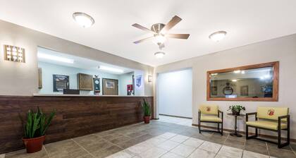 Super 8 by Wyndham Smithville/Kansas City