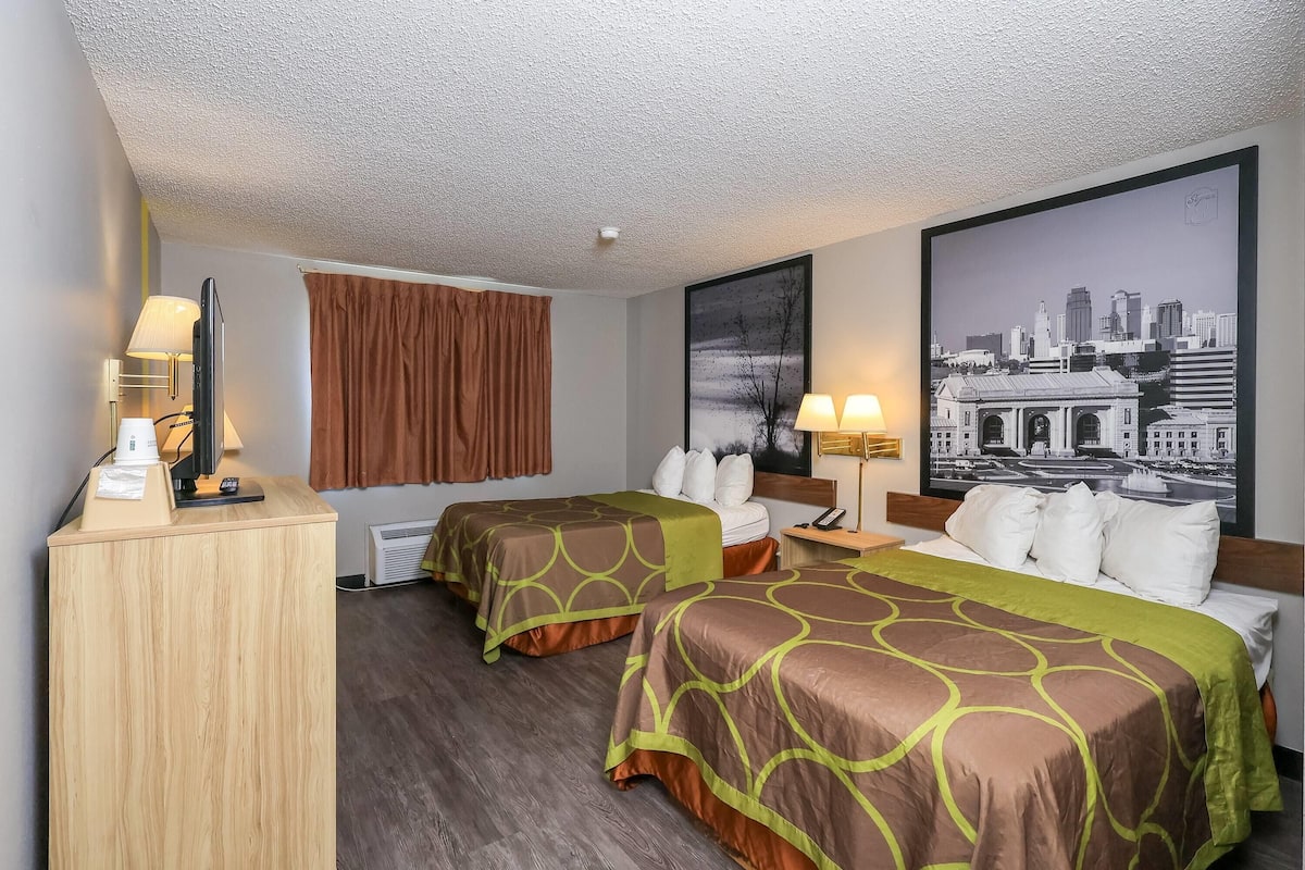 Iron/ironing board, free WiFi, bed sheets, alarm clocks