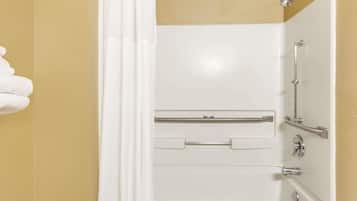 Duschwanne, kostenlose Toilettenartikel, Haartrockner, Handtücher