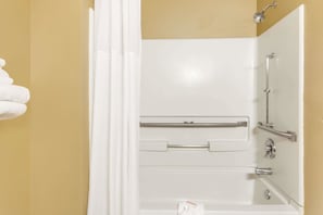 Combined shower/bathtub, free toiletries, hair dryer, towels