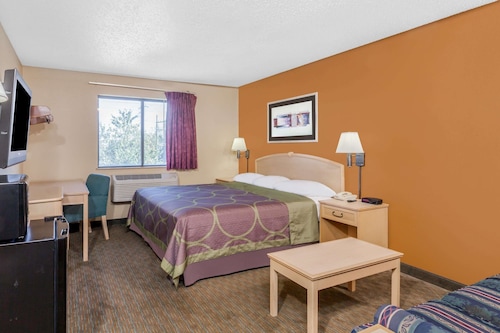 Super 8 by Wyndham Charlotte/Amusement Park Area