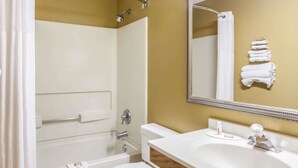 Un baño con bañera, inodoro y lavabo.