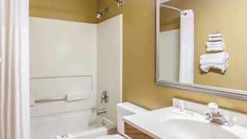 Combined shower/bathtub, free toiletries, hair dryer, towels