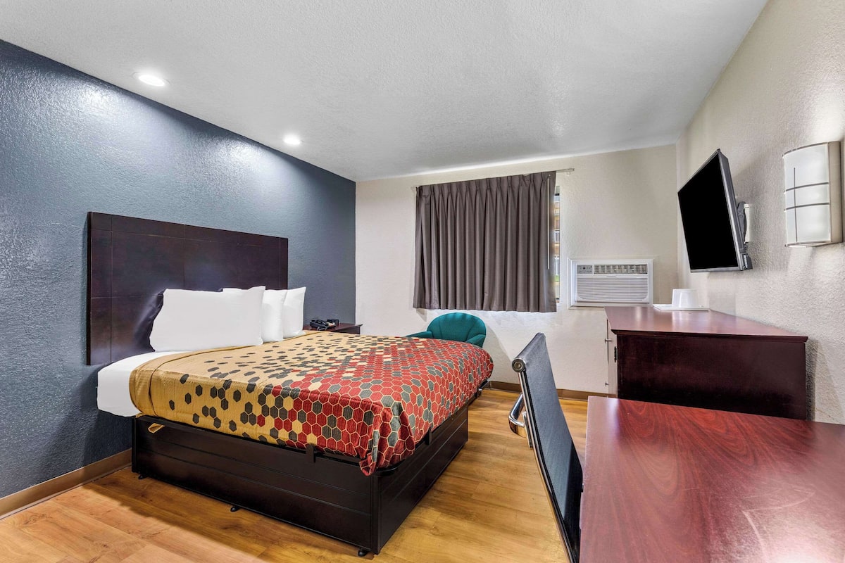 Room, 1 Queen Bed, Accessible, Non Smoking | In-room safe, desk, blackout drapes, rollaway beds