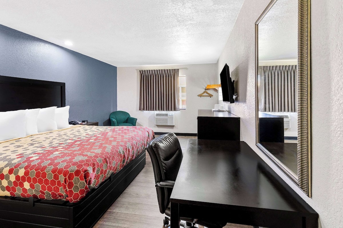 Standard Room, 1 King Bed, Non Smoking | In-room safe, desk, blackout drapes, rollaway beds