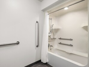 Ylelliset vuodevaatteet, työpöytä, silitysrauta/-lauta