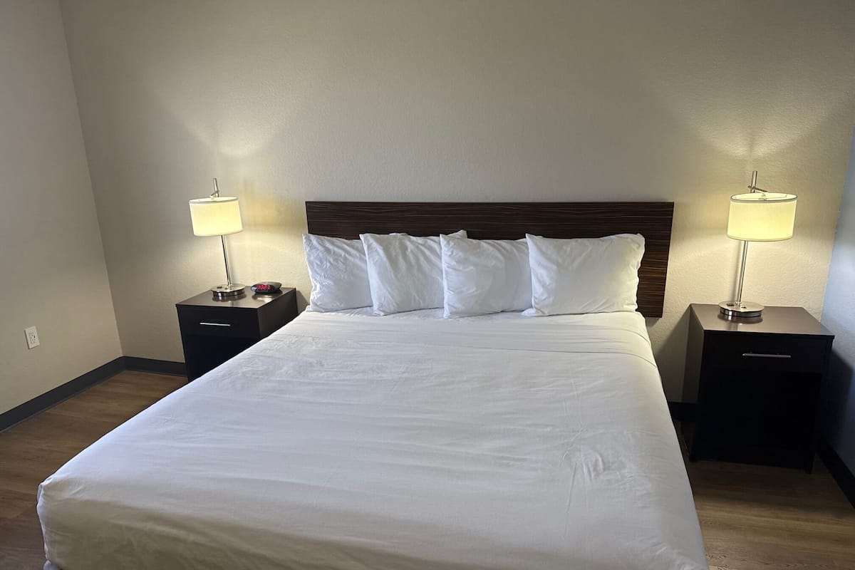 Sängtillbehör av högsta kvalitet, skrivbord och strykjärn/strykbräda