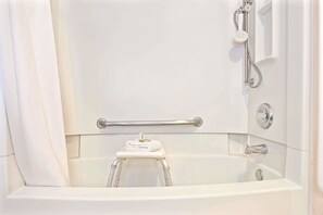 Habitación, accesible para personas con discapacidad, no fumadores | Baño | Ducha y bañera combinadas y artículos de higiene personal gratuitos