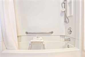 Chambre, accessible aux personnes à mobilité réduite, non-fumeur | Salle de bain | Ensemble baignoire-douche, articles de toilette (gratuits)