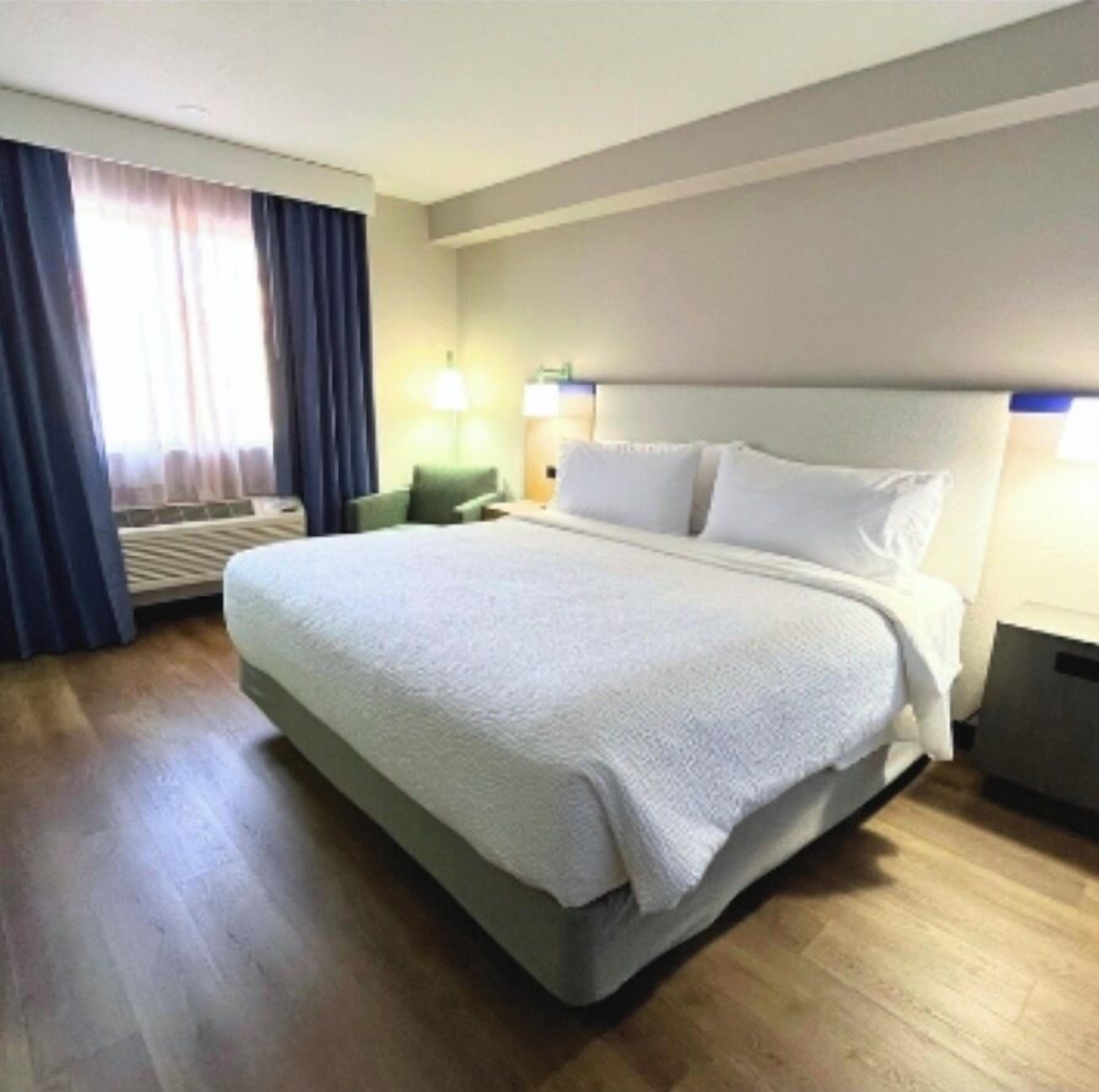 Premium bedding, desk, iron/ironing board, travel crib