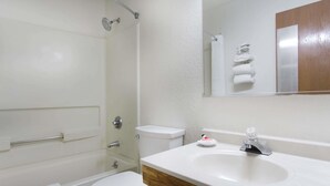 Un baño con inodoro, lavamanos y ducha.