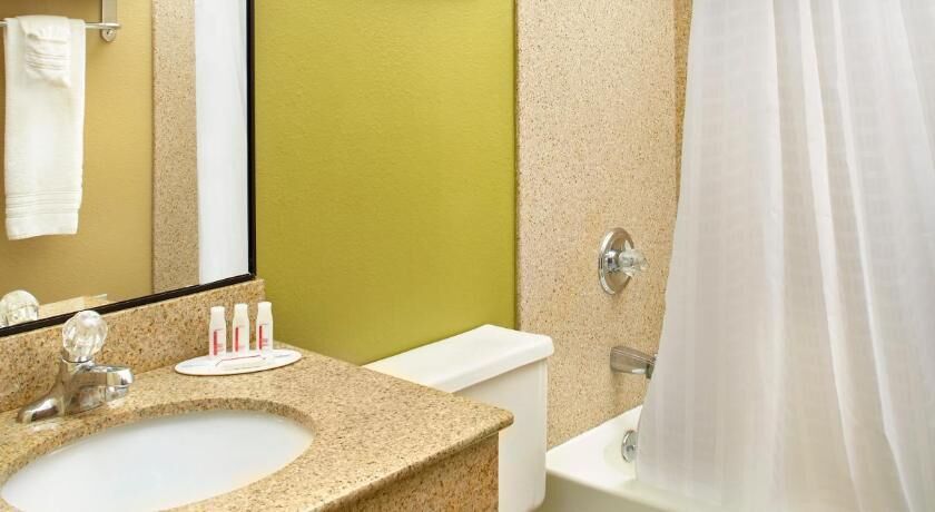 Bathroom | Combined shower/bathtub, deep-soaking bathtub, free toiletries