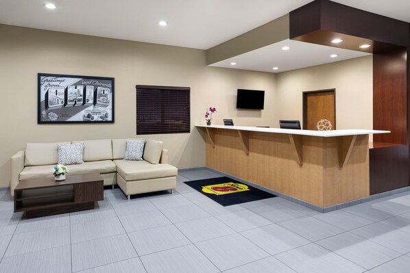 Lobby - Super 8 by Wyndham St. Clairsville OH/Wheeling WV Area (St. Clairsville)