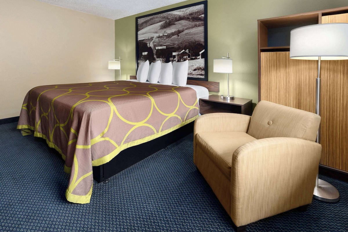 Traditional Room, 1 King Bed | Desk, blackout drapes, iron/ironing board, free WiFi