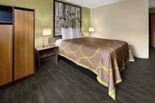 Escritorio, cortinas blackout y tabla de planchar con plancha 