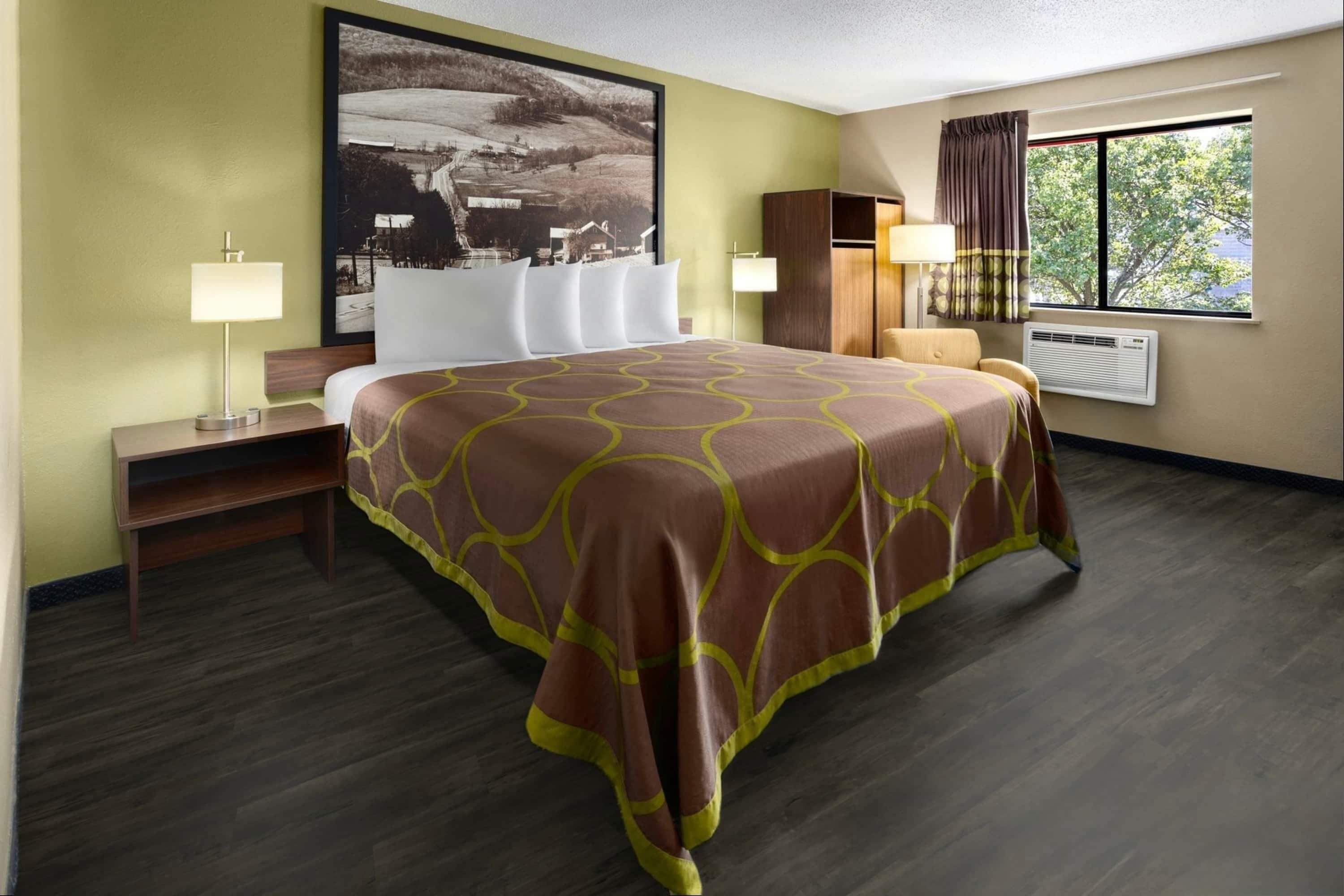 Escritorio, cortinas blackout y tabla de planchar con plancha 