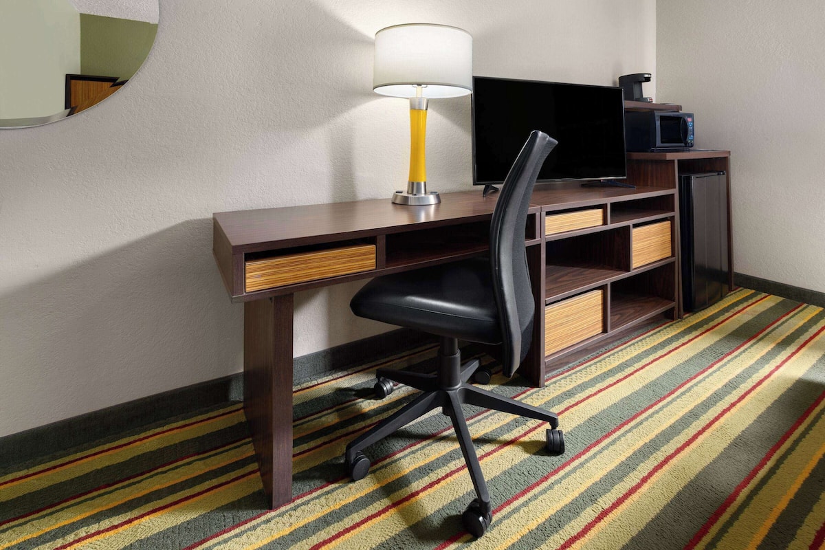 Room, 1 Queen Bed, Accessible, Non Smoking (Mobility) | Desk, blackout drapes, iron/ironing board, free WiFi