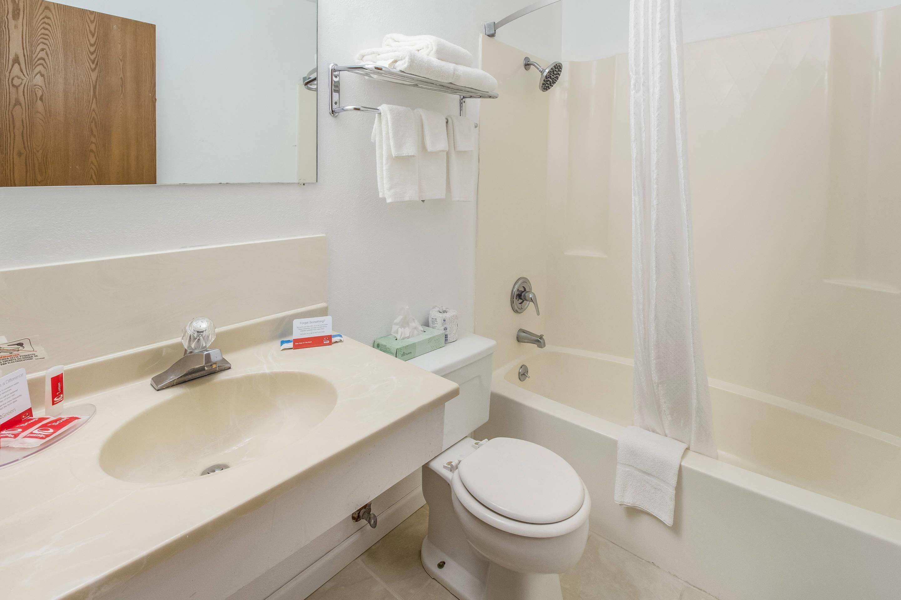 Un baño con lavamanos, inodoro y bañera.