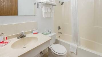 Un baño con lavamanos, inodoro y bañera.