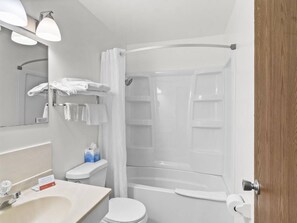 Habitación estándar doble, 2 camas dobles, no fumadores | Baño | Ducha y bañera combinadas y artículos de higiene personal gratuitos