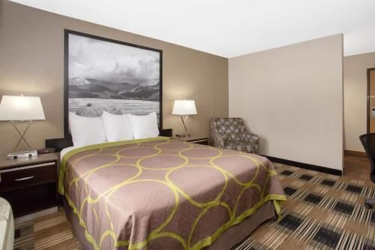 Escritorio, cortinas blackout y tabla de planchar con plancha