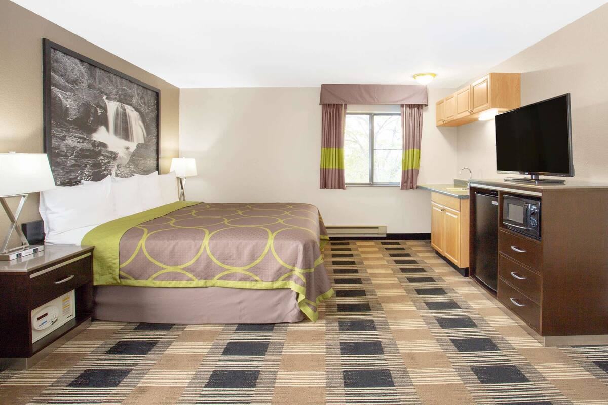 Standaard kamer, 1 kingsize bed, niet-roken | Een bureau, verduisterende gordijnen, een strijkplank/strijkijzer