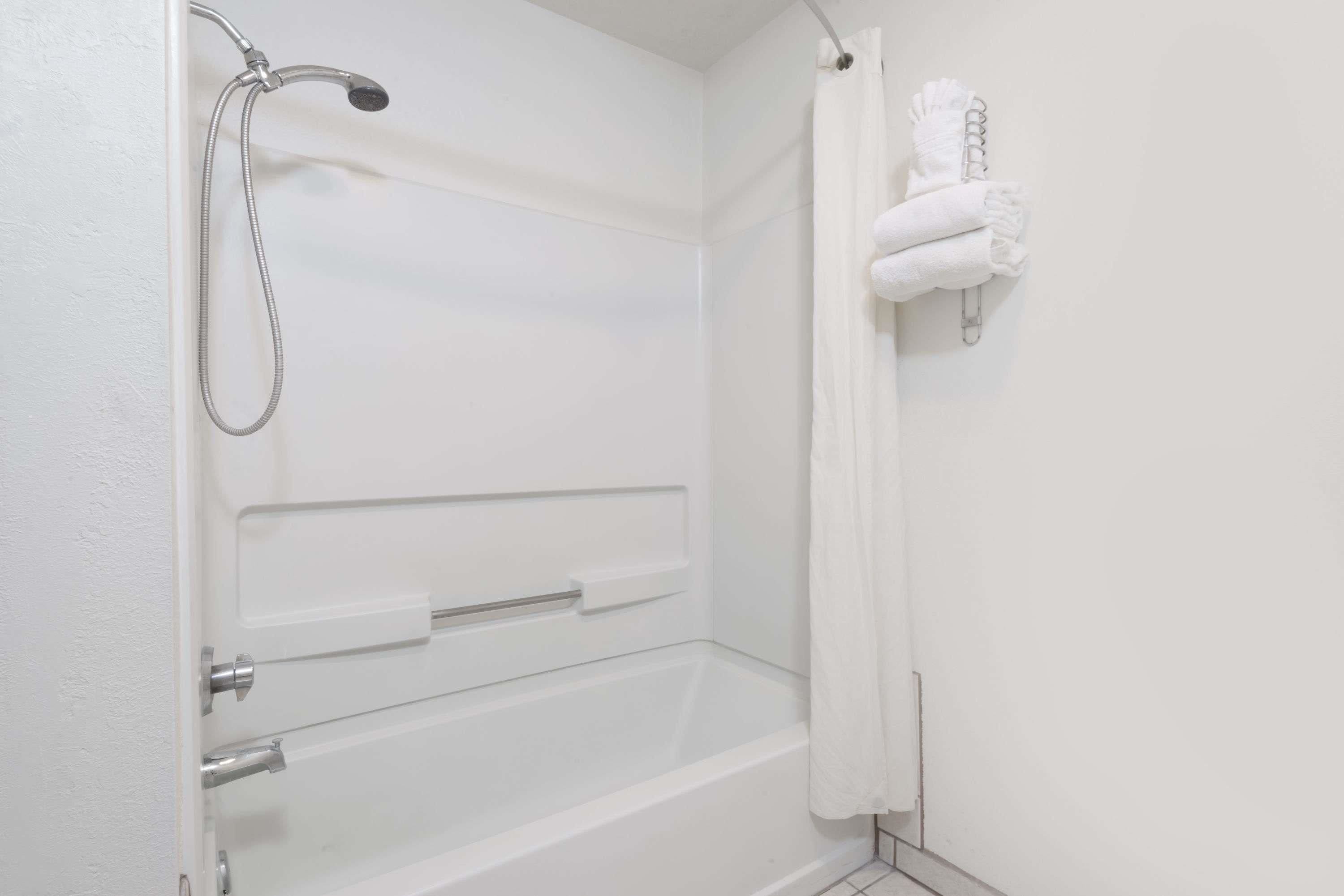 Combined shower/bathtub, free toiletries, hair dryer, towels