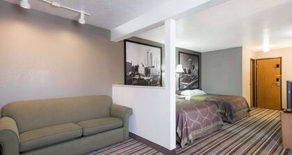 Super 8 by Wyndham Bernalillo