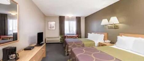 Habitación de hotel con dos camas, un escritorio con cafetera, un espejo y una ventana con cortinas.