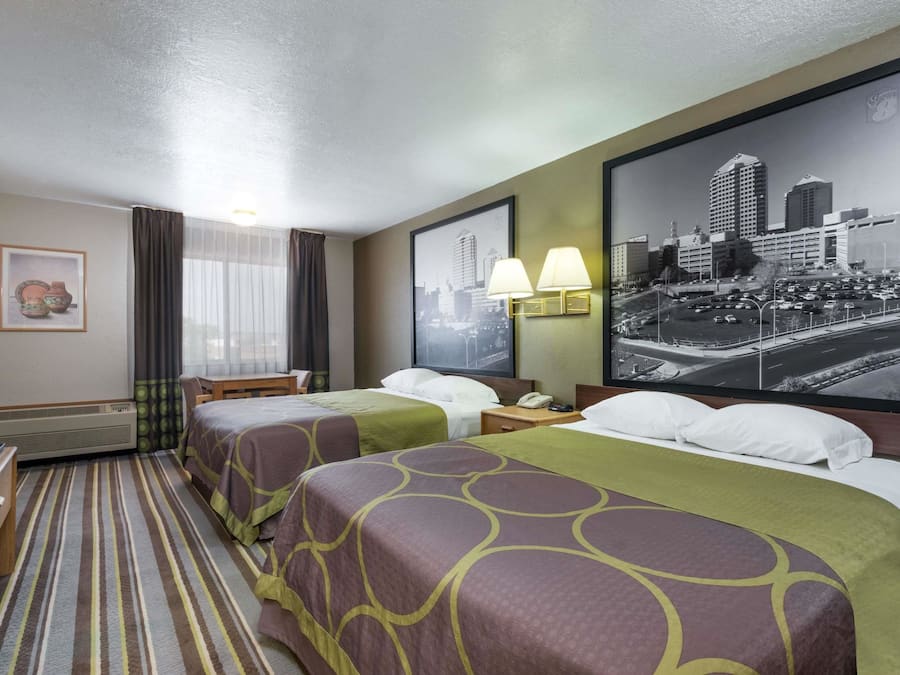 Een bureau, een strijkplank/strijkijzer, gratis extra bedden