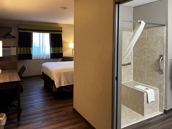 Room, 1 Queen Bed, Accessible, Non Smoking | Desk, free cribs/infant beds, free WiFi, bed sheets