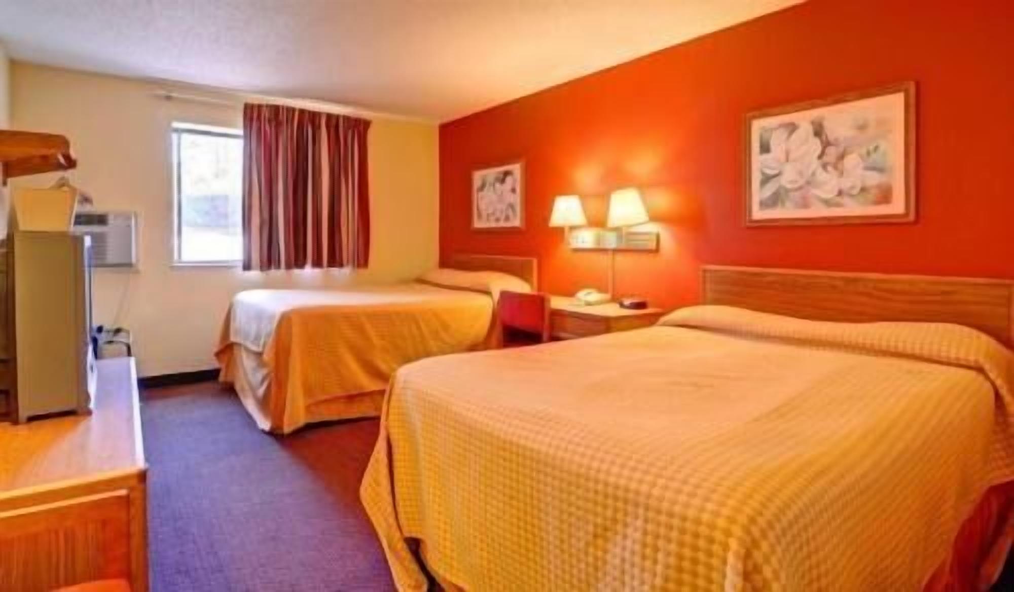 Desk, free cribs/infant beds, free WiFi, bed sheets