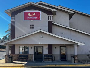 Exterior - Econo Lodge Spring Lake near Fort Bragg (Spring Lake)