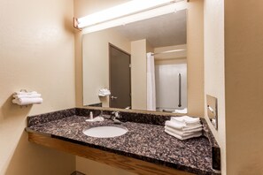 Standard Room, 1 Queen Bed, Accessible | Bathroom | Combined shower/tub, free toiletries, hair dryer, towels