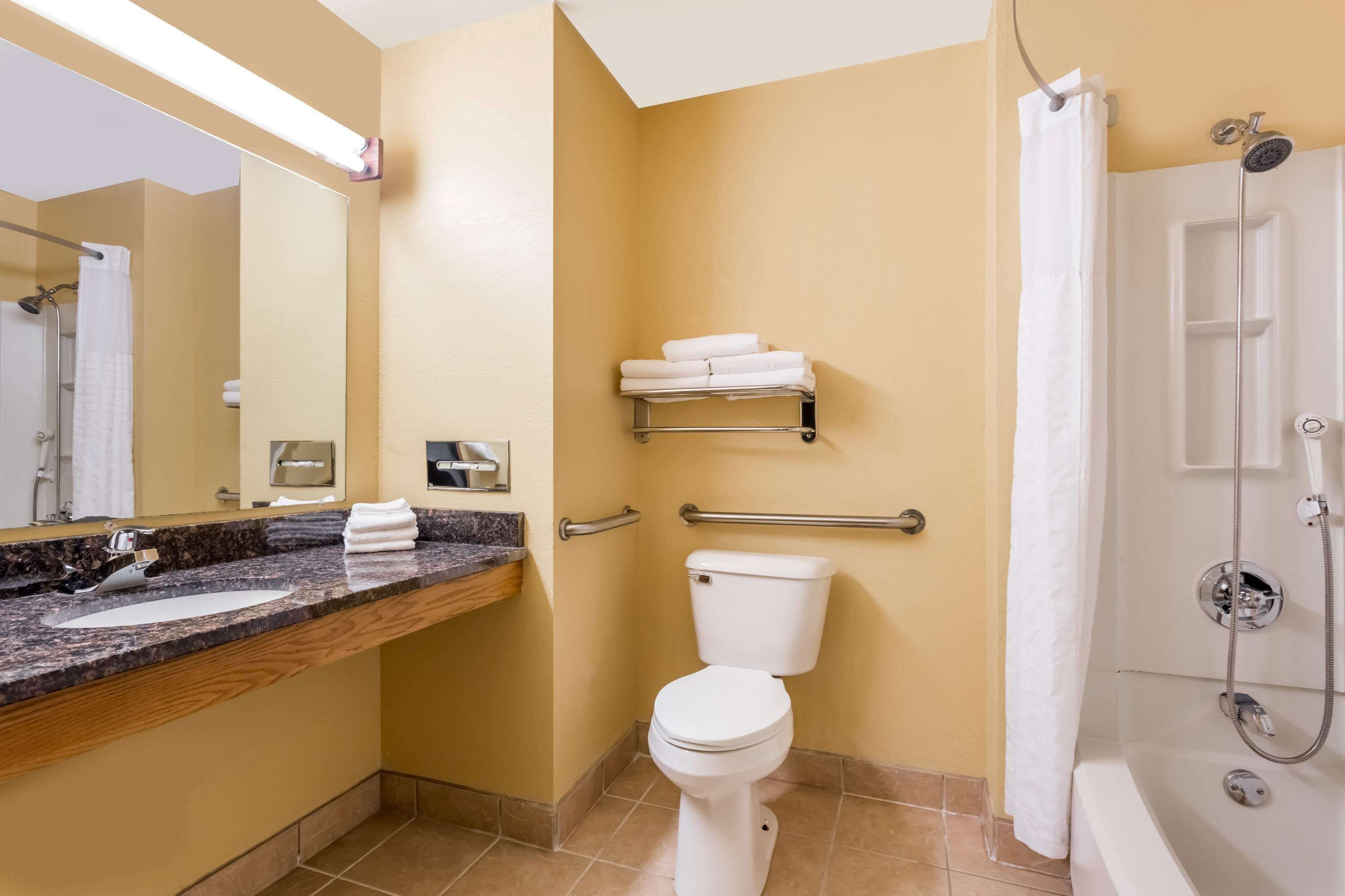 Standard Room, 1 Queen Bed, Accessible | Bathroom