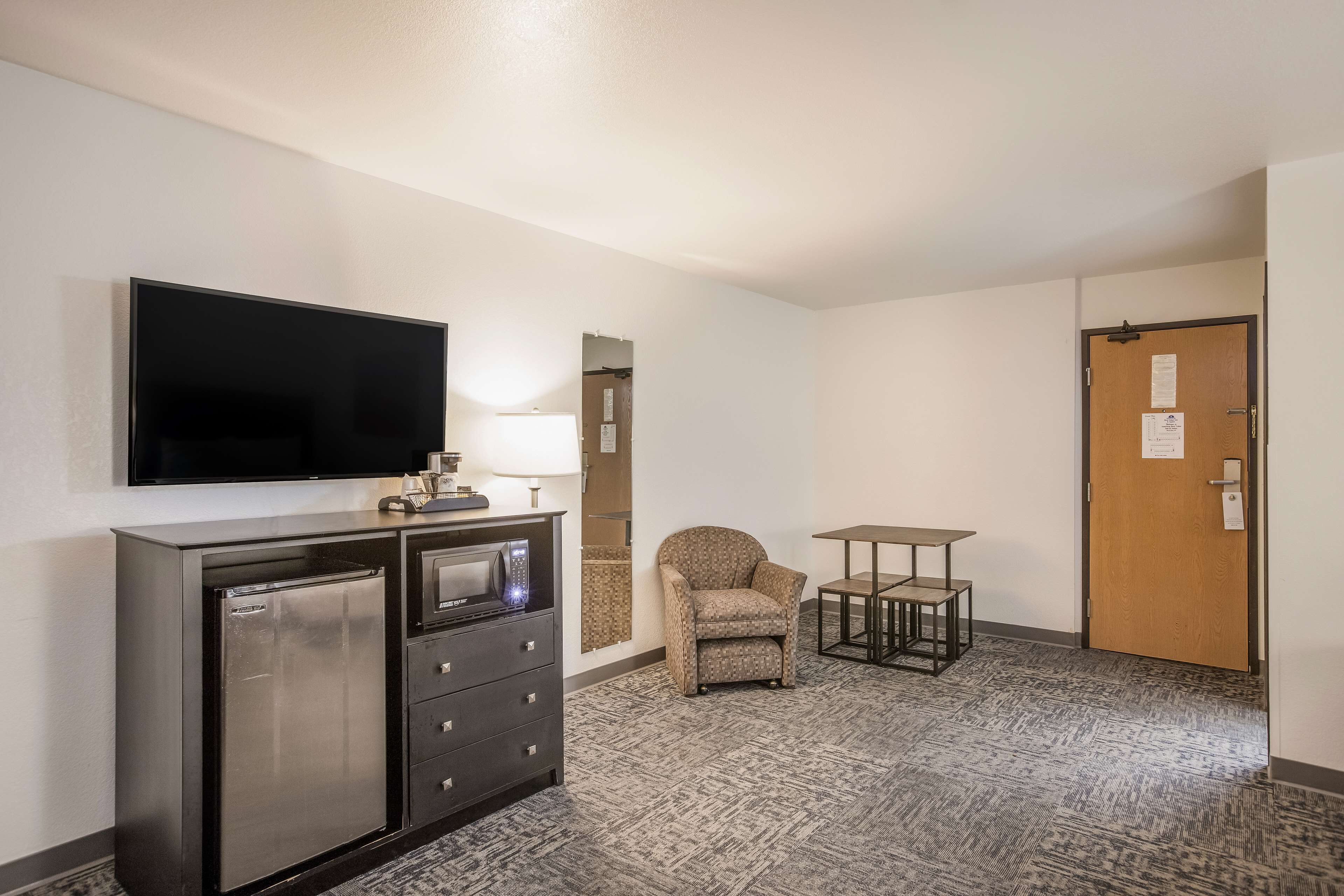 Suite, 2 queensize-senger, ikke-røyk | Skrivebord, strykejern/-brett og barnesenger (inkludert)