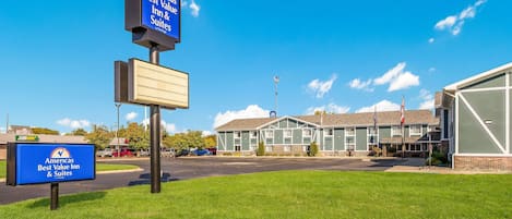 Un hotel con un letrero que dice 'Americas Best Value Inn & Suites'.
