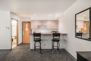 Suite, 1 King Bed, Non Smoking (2nd Floor) | Desk, iron/ironing board, free cots/infant beds, rollaway beds