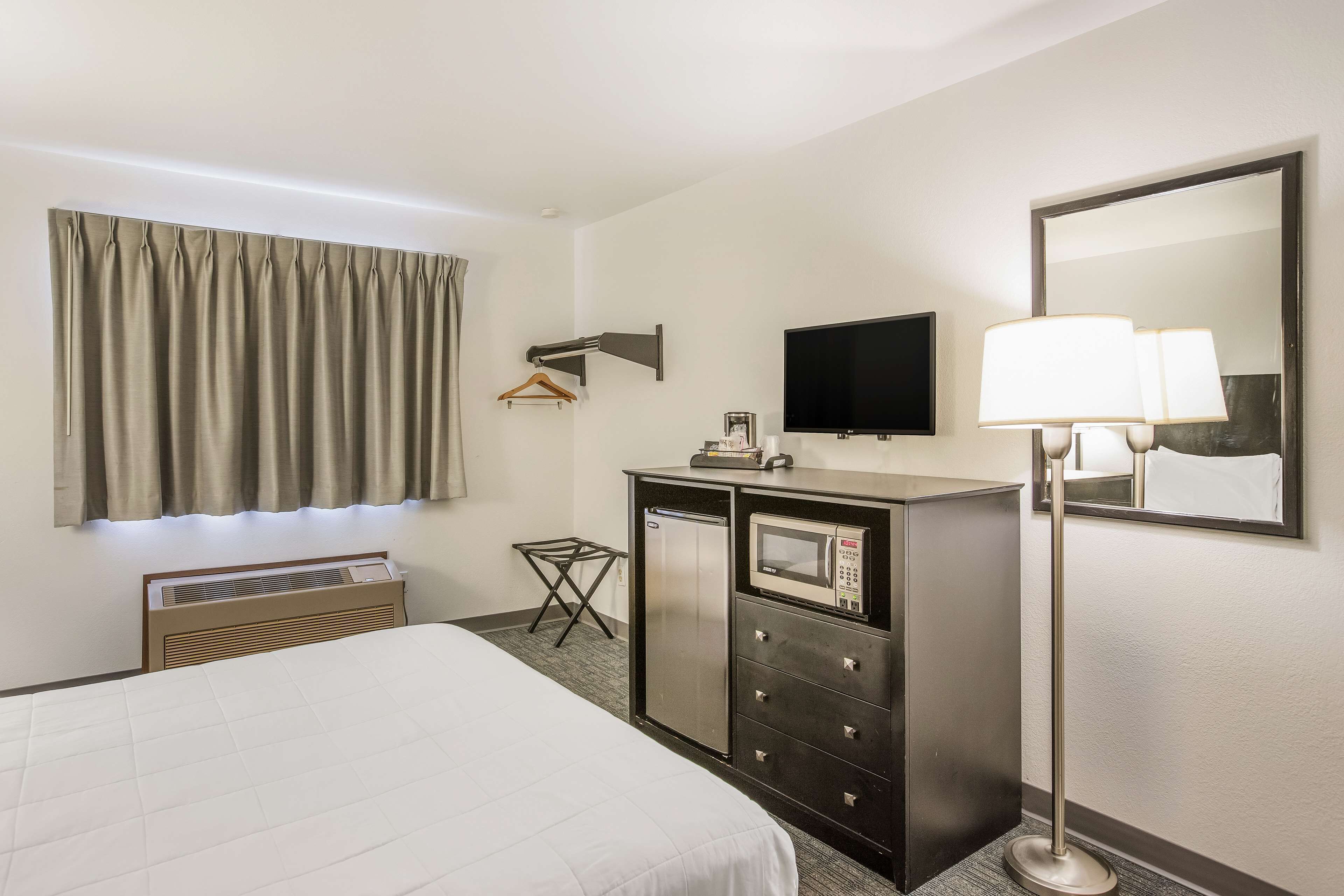 room, 1 queen bed, non smoking | desk, iron/ironing board, free cots/infant beds, rollaway beds