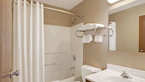 A bathroom with a bathtub, toilet, and sink. - Super 8 by Wyndham Nashville/ Dntn/ Opryland Area (Nashville)