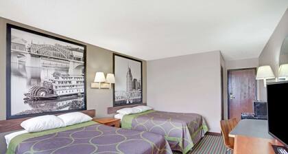 Super 8 by Wyndham Nashville/ Dntn/ Opryland Area